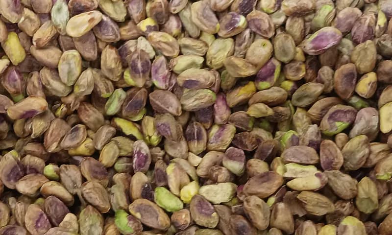 Loose shelled pistachio kernels with natural skins